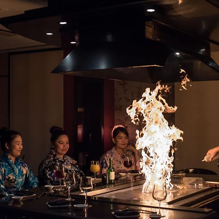 Millennium Plaza Downtown Suites Dubai Exterior foto A chef cooking with a blowtorch