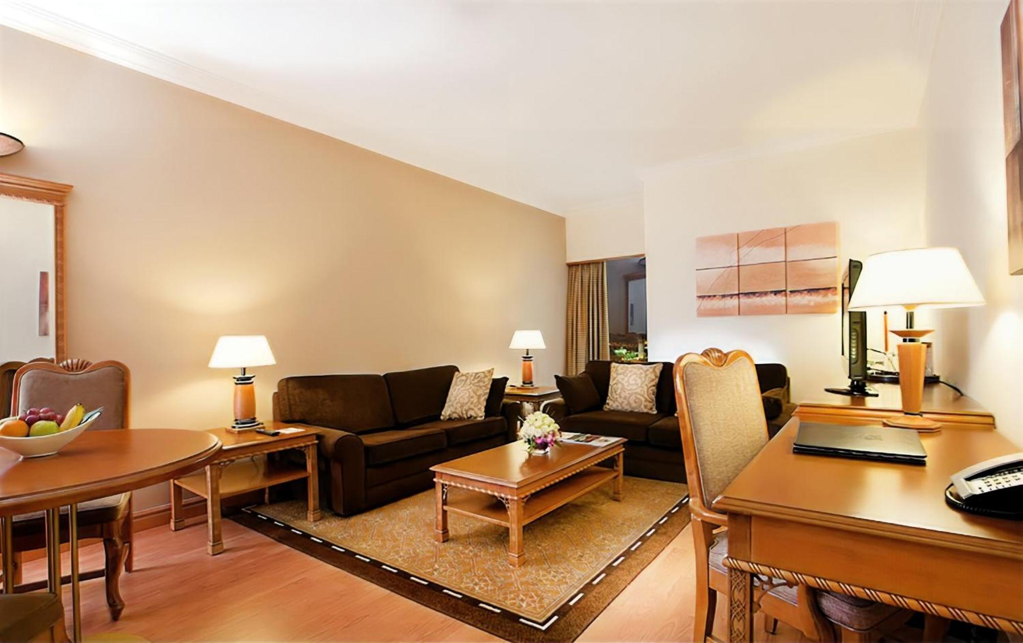 Millennium Plaza Downtown Suites Dubai Exterior foto A living room in a typical hotel suite